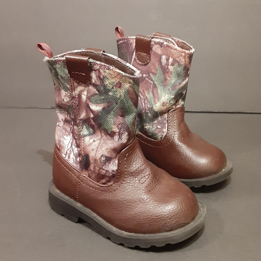 HEALTHTEX Faux Leather/Realtree Camo Boots Velcro/side closure. Like New Size 4C